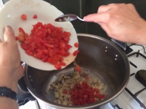 Les tomates coupées finement